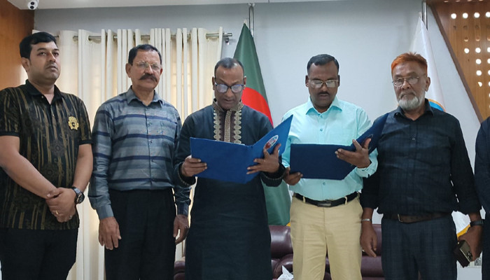 অসুস্থতার কারণে বিলম্ব: রাজশাহী চেম্বারের পরিচালক হিসেবে শপথ নিলেন আমিনুল ইসলাম আমিন
