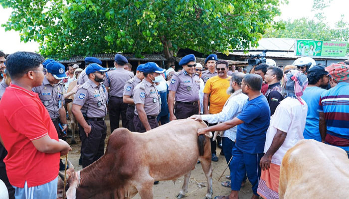 ঈদ উপলক্ষে রাজশাহীতে আইনশৃঙ্খলা ও নিরাপত্তা ব্যবস্থা পরিদর্শনে আরএমপি কমিশনার