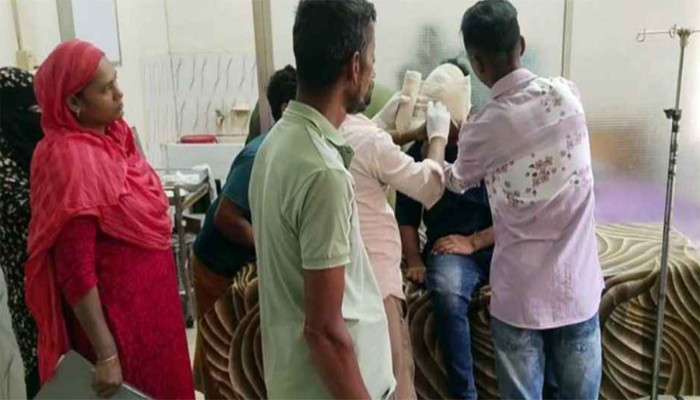 বাবা ও দুই ছেলেকে কুপিয়ে জখম