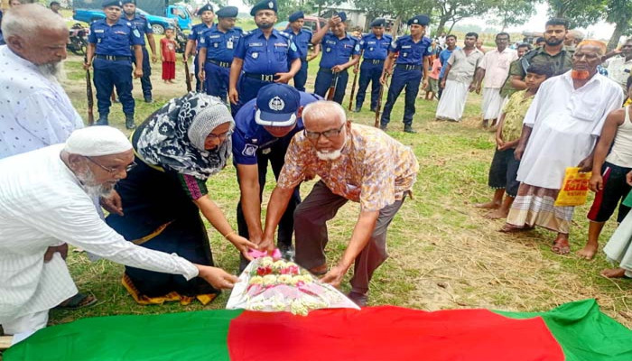 রাণীশংকৈলে রাষ্ট্রীয় মর্যাদায় বিদায় নিলেন বীর মুক্তিযোদ্ধা অলেন শর্মা