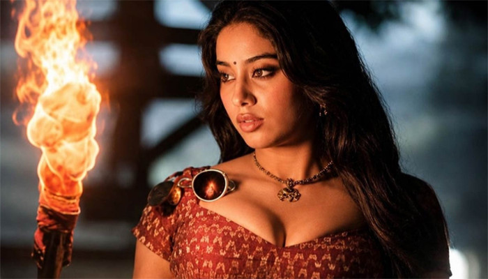 ‘আকাশছোঁয়া অঙ্কের পারিশ্রমিক পেয়েছে’, ‘পিদ্দী’ ছবিতে শরীর প্রদর্শন বিতর্কের মাঝে ফাঁস জাহ্নবীর বেতন!