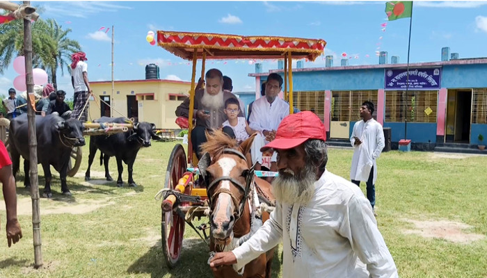 লালপুরে ঘোড়ার গাড়িতে রাজকীয় বিদায় সহকারী শিক্ষক সিরাজ উদ্দিনের
