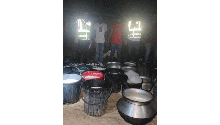 নিয়ামতপুরে ট্যাপেন্টাডল ট্যাবলেট ও চোলাই মদসহ গ্রেপ্তার ২