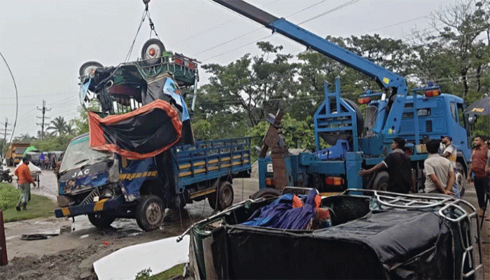 ট্রাকের ধাক্কায় দুমড়েমুচড়ে গেল দুটি ইজিবাইক, নিহত ২