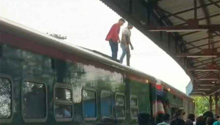 ঈশ্বরদীতে ট্রেনের ছাদে মিলল কিশোরের মরদেহ