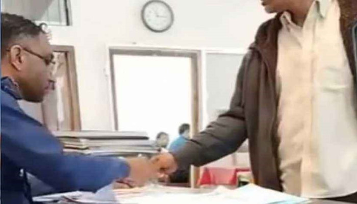 রাজবাড়ীতে পুলিশের ‘ঘুষ’ নেওয়ার ভিডিও ভাইরাল