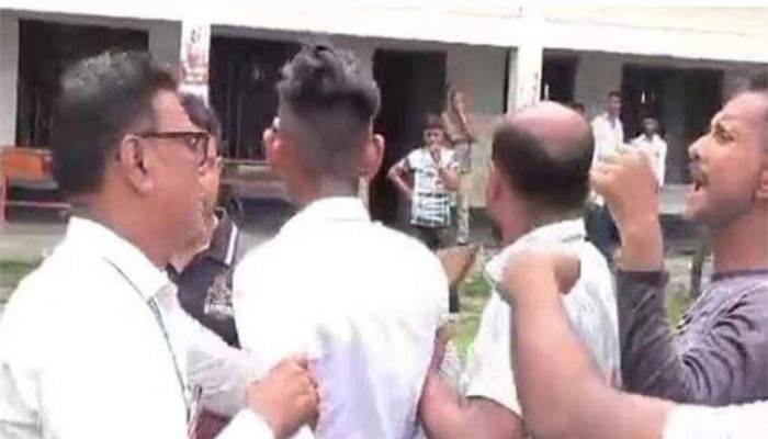 নাপিত ডেকে শিক্ষার্থীদের চুল কাটালেন সভাপতি, স্কুলে হাতাহাতি