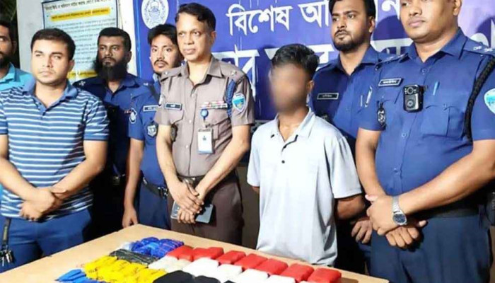কেন্দ্রীয় বাস টার্মিনালে থেকে ৯২ হাজার পিস ইয়াবাসহ বাসের হেলপার ধরা