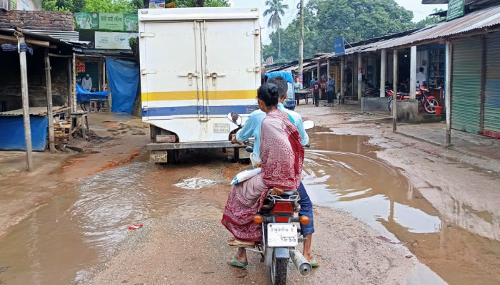 নেকমরদ চৌরাস্তা - মাজার মসজিদ রাস্তাটি যেন এক ‘মৃত্যুফাঁদ’, চরম ভোগান্তিতে হাজারো মানুষ