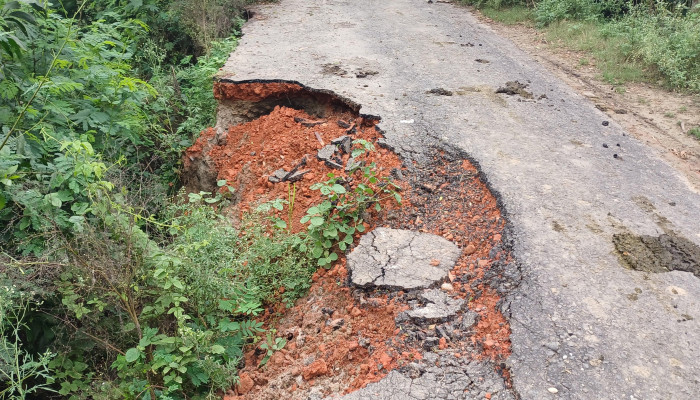 পাউবোর বন্যা নিয়ন্ত্রণ বাঁধ হুমকির মুখে