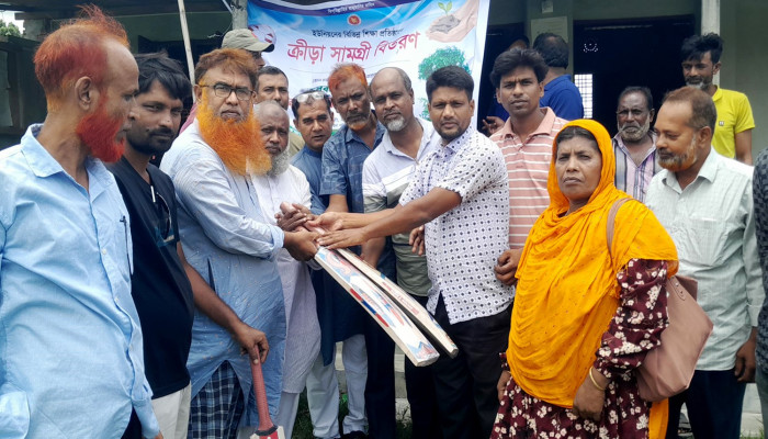 লালপুরে বৃক্ষরোপন অভিযান ও ক্রীড়া সামগ্রী বিতরণ