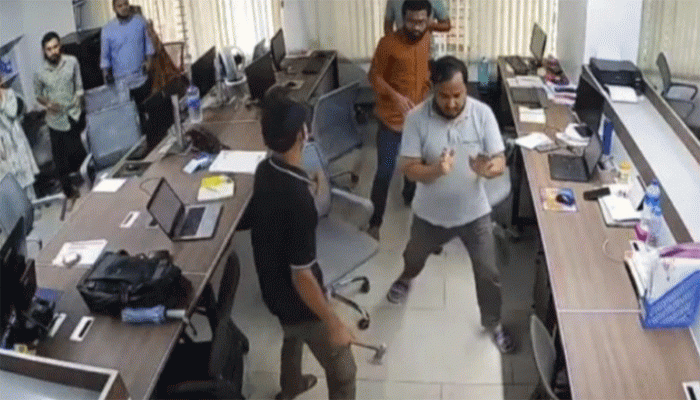 ‘দুই কোটি টাকা দেন, নইলে ব্যবসা গুটিয়ে ফেলেন’, ডেভিড ইমনের হুমকি