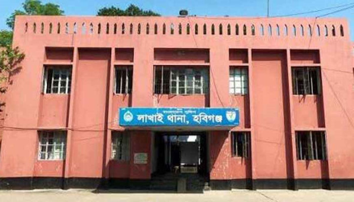 তিন বছর ধরে বিদেশে স্বামী, সন্তান জন্ম দিয়ে আলোচনায় স্ত্রী