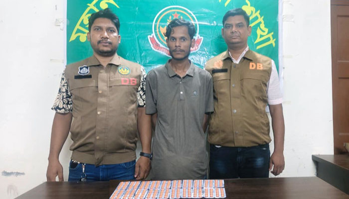 মতিহারে বিপুল পরিমাণ  ট্যাপেন্টাডল সহ মাদক কারবারি গ্রেপ্তার