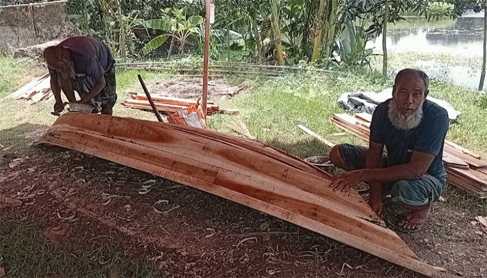 বর্ষার আগমনের সঙ্গে সঙ্গে নওগাঁ মান্দা উপজেলায় বেড়েছে ডিঙ্গি নৌকার চাহিদা