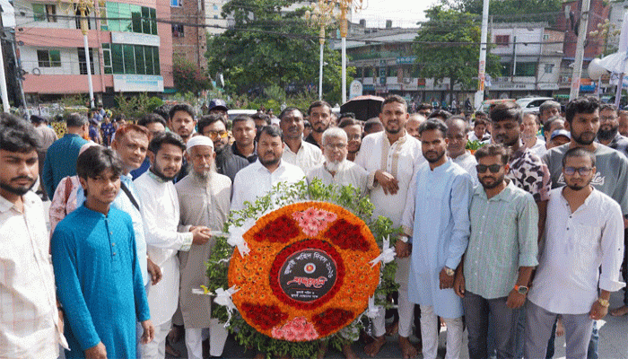 জুলাই শহিদ দিবসে শহিদ স্মৃতিস্তম্ভে রাসিক প্রশাসকের শ্রদ্ধা নিবেদন