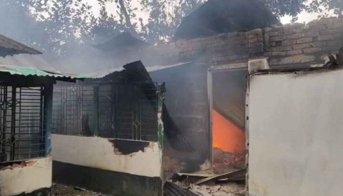 মাদক ব্যবসায়ীর বাড়িতে আগুন দিল জনতা