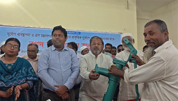 সিংড়ায় সেলাই মেশিন,টিউবওয়েল ও  অনুদানের চেক বিতরণ করলেন এমপি আনু