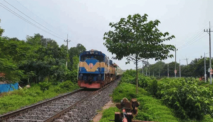 ৮ ঘণ্টা পর রাজশাহীর সঙ্গে সারা দেশের রেল যোগাযোগ স্বাভাবিক