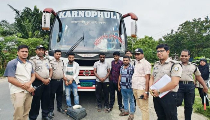 গোদাগাড়ীতে দেড় কোটি টাকার হেরোইনসহ যুবক গ্রেফতার, গডফাদারদের খুঁজছে ডিএনসি