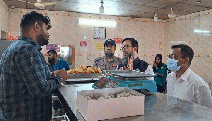 রাজশাহীতে বিএসটিআইর ভ্রাম্যমাণ আদালত, শামিম সুইটসকে ১৫ হাজার টাকা জরিমানা