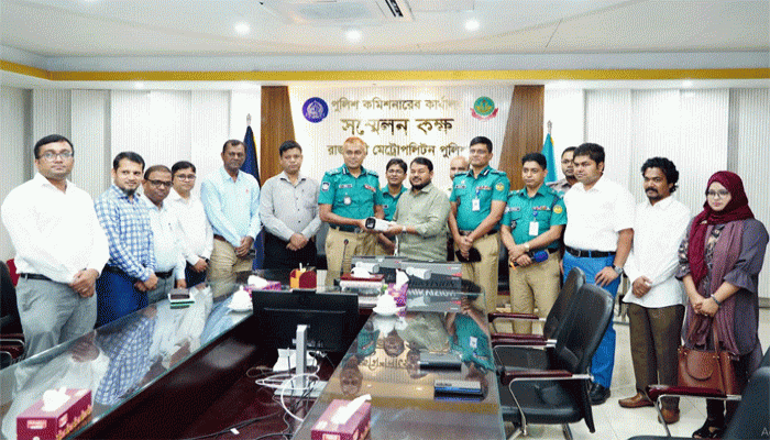মহানগরবাসীর নিরাপত্তায় রাসিক আরএমপিকে অত্যাধুনিক সিসি ক্যামেরা হস্তান্তর করলেন