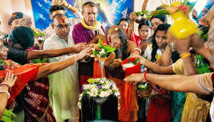 লালপুরে শিব শিলায় গঙ্গাজল অর্পণ