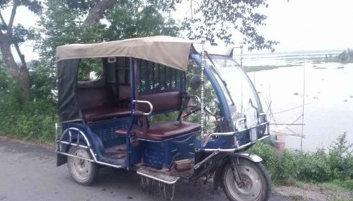 বাবার ইজিবাইকেই মেয়ের মৃত্যু
