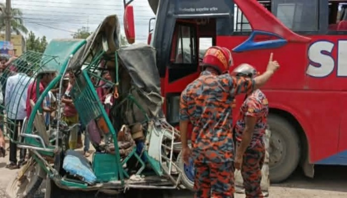 বাসের ধাক্কায় পিষ্ট সিএনজি ও ইজিবাইক, আহত ১০