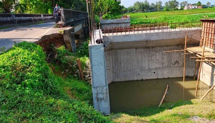 তানোরে তিন বছর যাবত ঝুলে আছে ব্রীজ নির্মাণ ঝুঁকি নিয়ে চলাচল