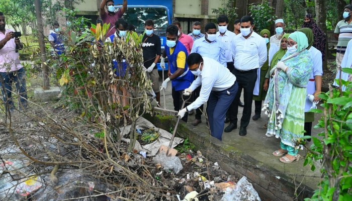 পুঠিয়ায় ডেঙ্গু ও প্লাস্টিক-পলিথিন দূষণ রোধে পরিষ্কার-পরিচ্ছন্নতা অভিযানের উদ্বোধন করেন রাজশাহী জেলা প্রশাসক কাজী শহিদুল ইসলাম