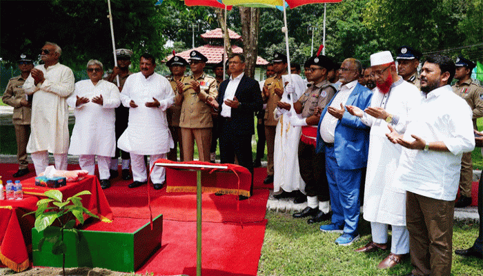 বাংলাদেশ পুলিশ একাডেমিতে বৃক্ষরোপণ করলেন স্বরাষ্ট্র মন্ত্রী
