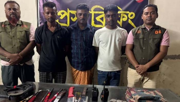 বিজিবি সদস্য পরিচয়ে ছিনতাই-ডাকাতির প্রস্তুতি, যশোরে তিন প্রতারক আটক