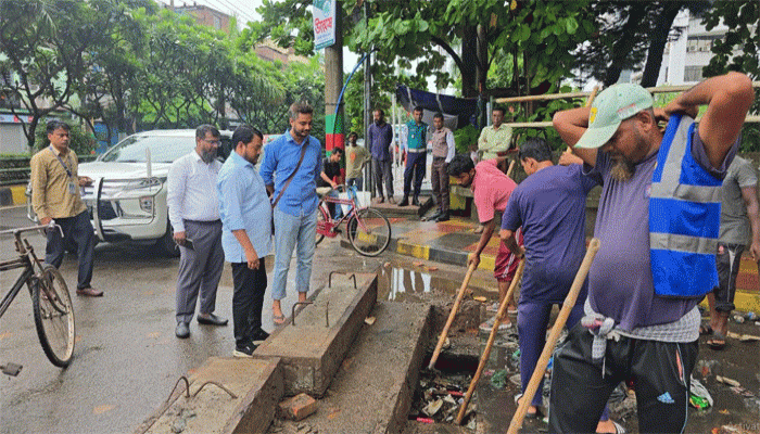 জলাবদ্ধতা দূরীকরণে ড্রেনের আর্বজনা অপসারণ কার্যক্রম পরিদর্শন করলেন রাসিক প্রশাসক