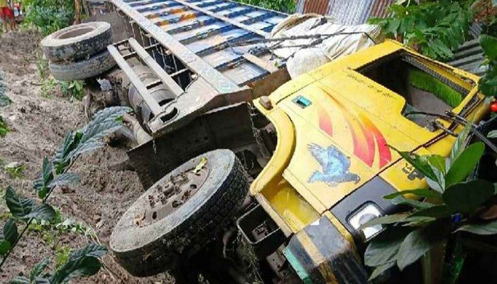 গোপালগঞ্জে নিয়ন্ত্রণ হারিয়ে আটাবোঝাই ট্রাক বসতঘরের ওপর, অন্তঃসত্ত্বা নারীর মৃত্যু