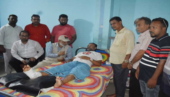 বগুড়ায় সাংবাদিক লতিফকে দেখতে হাসপাতালে সাবেক এমপি লালু
