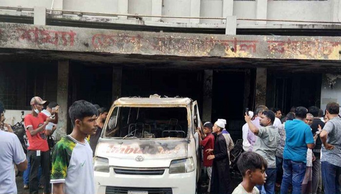 বাগেরহাট জেলা হাসপাতালে অ্যাম্বুলেন্সের গ্যাস সিলিন্ডার বিস্ফোরণ, পুড়ল ৯ মোটরসাইকেল