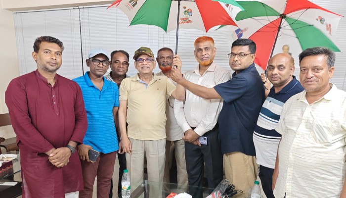 তানোরে হতদরিদ্রদের মাঝে ছাতা বিতরনের উদ্যোগ নিয়েছেন যুবদল নেতা শরিফ উদ্দিন মুন্সী