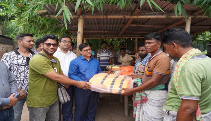 নৌযাত্রা নিরাপদ ও নিশ্চিত করতে রাসিকের পক্ষ থেকে মাঝিদের মাঝে লাইফ জ্যাকেট বিতরণ