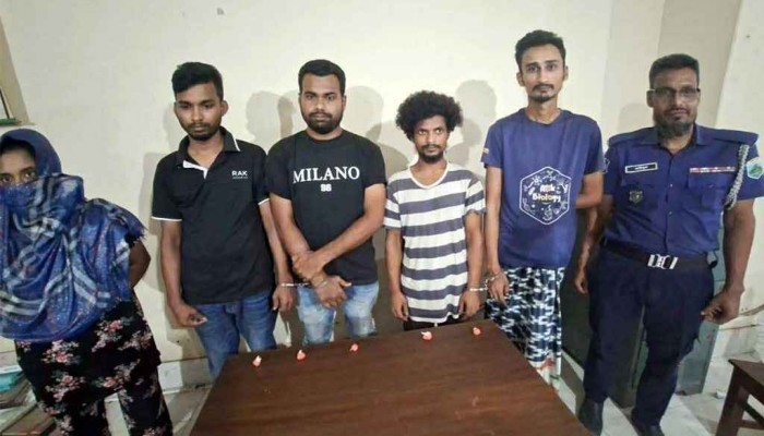 চাঁপাইনবাবগঞ্জের শিবগঞ্জে ইয়াবাসহ ৫ জন আটক