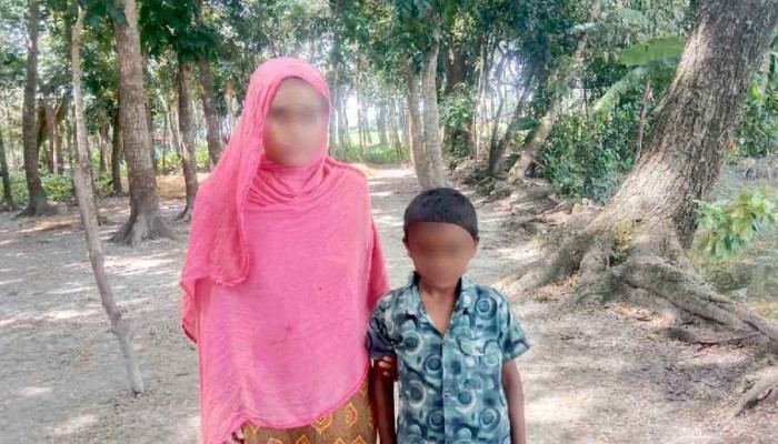 স্কুল ছুটির দিনে অন্ধ মায়ের হাত ধরে ভিক্ষা করে নীরব