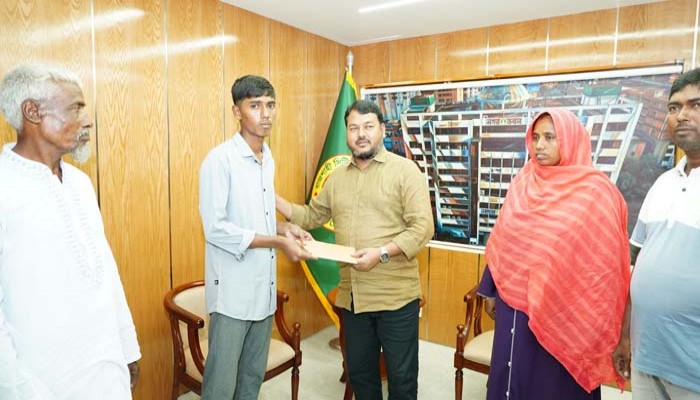 অদম্য মেধাবী ফাহিমের পাশে রাসিক প্রশাসক