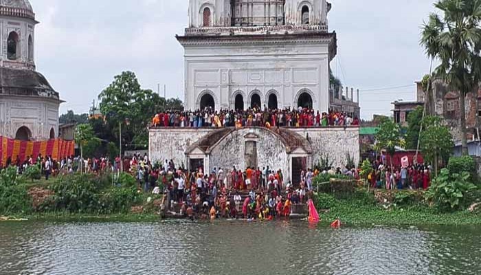 পুঠিয়ার ঐতিহাসিক শিবমন্দিরে গংঙ্গাজল অর্পন