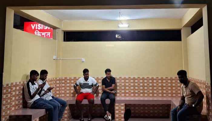 পুঠিয়ার যাত্রী ছাউনিতে এবার আলো, মোবাইল চার্জের সুবিধা