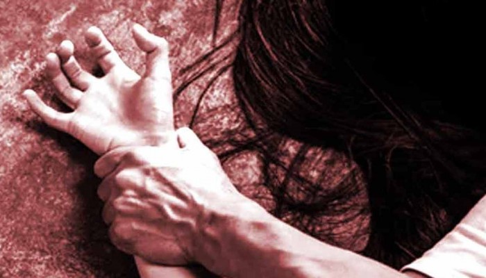 বান্ধবীর বাড়িতে গিয়ে তার বাবার যৌন হেনস্থার শিকার নাবালিকা