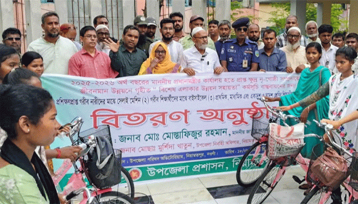 নিয়ামতপুরে ক্ষুদ্র নৃ-গোষ্ঠী শিক্ষার্থীদের মাঝে বাইসাইকেল ও নারীদের মাঝে সেলাই মেশিন বিতরণ