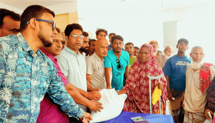 গুরুদাসপুরে ৩৩৪ পরিবার পেল ৫ মেট্রিকটন চাল