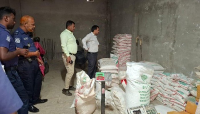 তানোরে লাইসেন্স ছাড়া সার বিক্রি দুই ব্যবসায়ীর জরিমানা