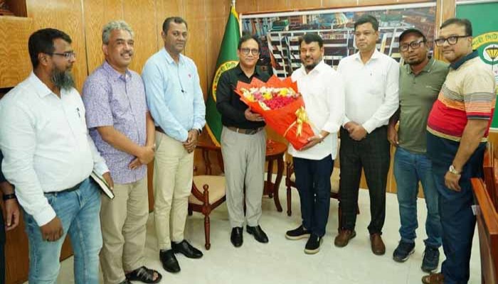 বিদায়ী বিভাগীয় কমিশনার ড. আ.ন.ম বজলুর রশীদকে রাসিকের বিদায় সংবর্ধনা