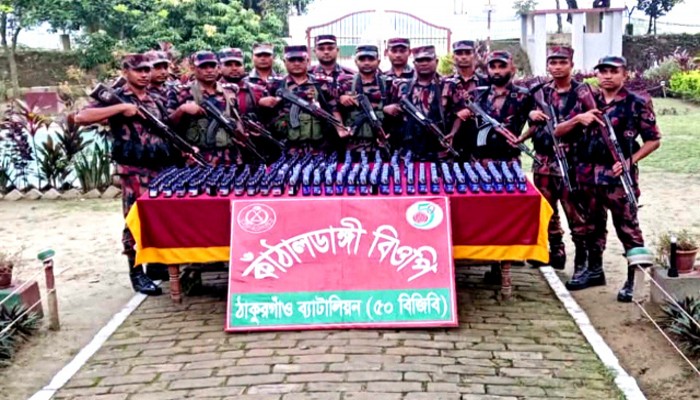 ঠাকুরগাঁও সীমান্তে বিজিবির অভিযানে ৩৯৭ বোতল ভারতীয় মাদক উদ্ধার
